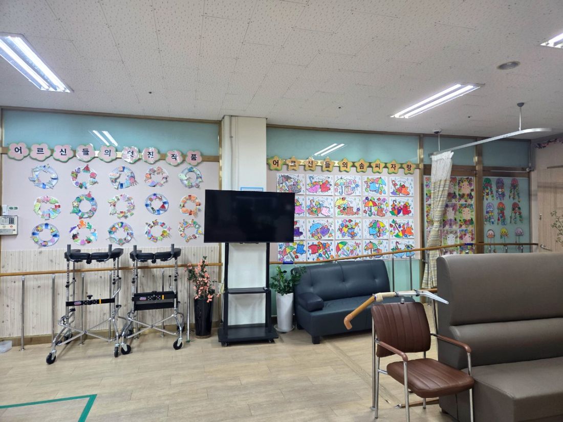 작품 게시 벽면과 보행 손잡이