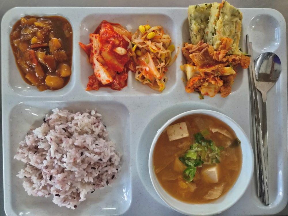 카레와 잡곡밥, 된장국을 갖춘 한 상