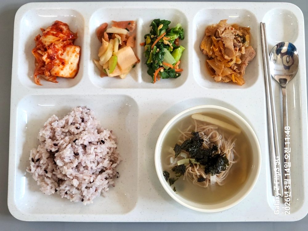 국수와 나물 반찬을 갖춘 한 상