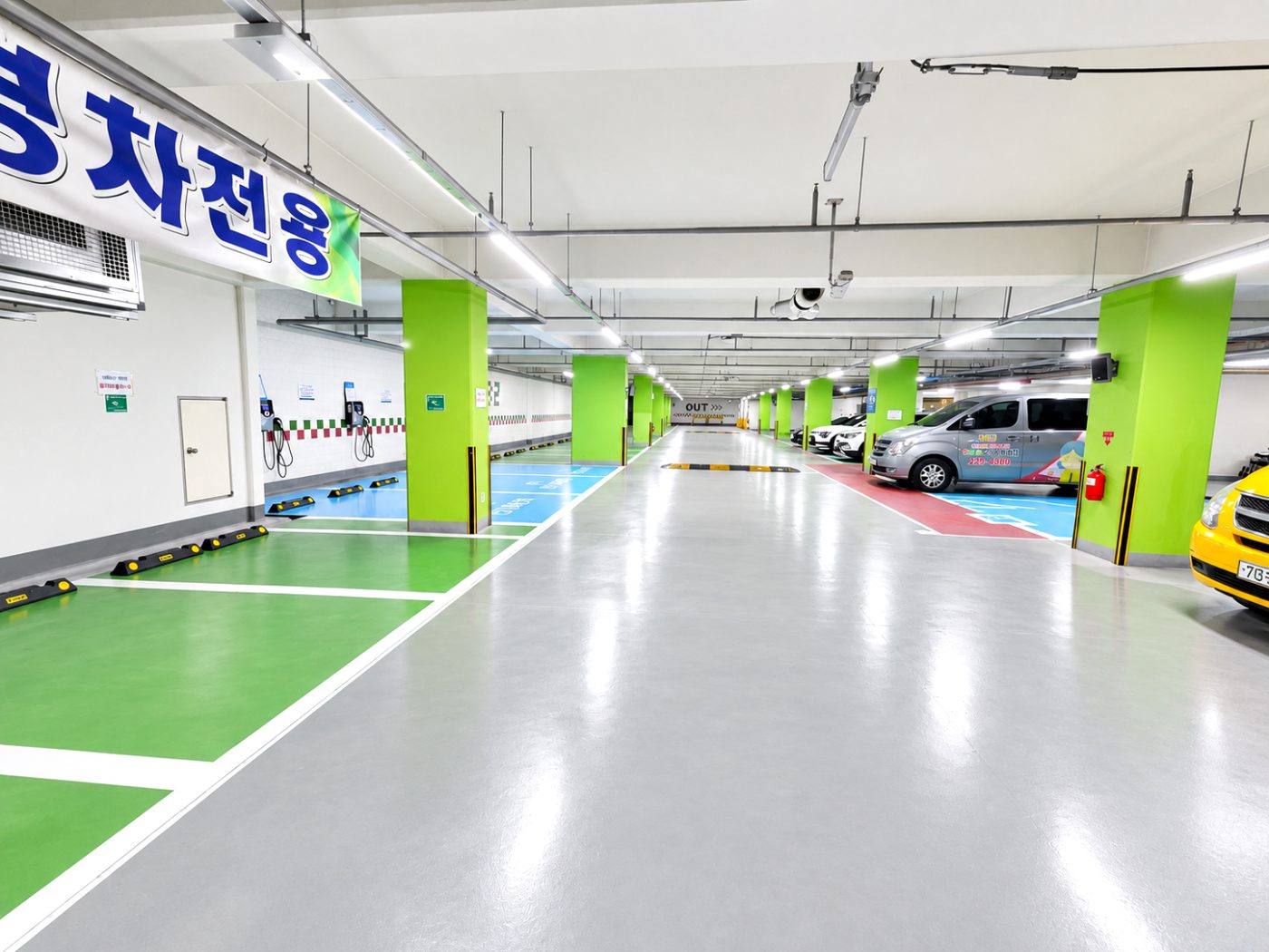 넓고 밝은 지하주차장